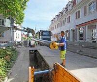 Arbeiter bei der Verlegung von Nahwärmerohren.