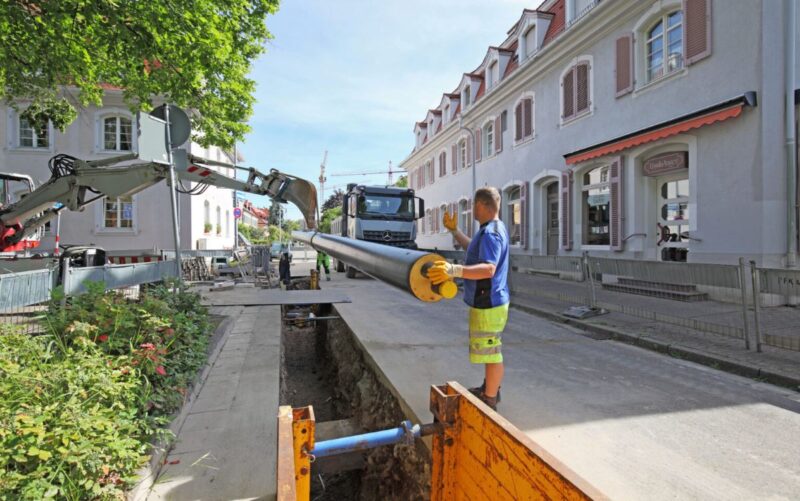 Verlegung von Rohren in einer Straße eines kleinen Städtchens.