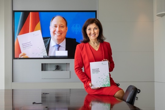 Zu sehen ist die NWR-Vorsitzende Katherina Reiche, die den Aktionsplan Wasserstoff Deutschland virtuell an den Chef des Bundeskanzleramtes Helge Braun übergeben hat.