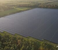 Der Solarpark Nochten befindet sich in der sächsischen Gemeinde Boxberg, nur gut einen Kilometer vom Braunkohle-Tagebauabbaugebiet Nochten in der nördlichen Oberlausitz entfernt.