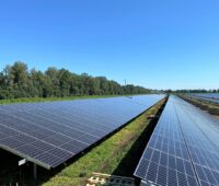 Förderfreier Sonnenstrom entsteht im Photovoltaik-Solarpark Schornhof, vom dem im Bild ein Ausschnitt zu sehen ist.