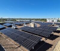 Fünf PV-Anlagen auf einem Flachdach in Berlin Neukölln.