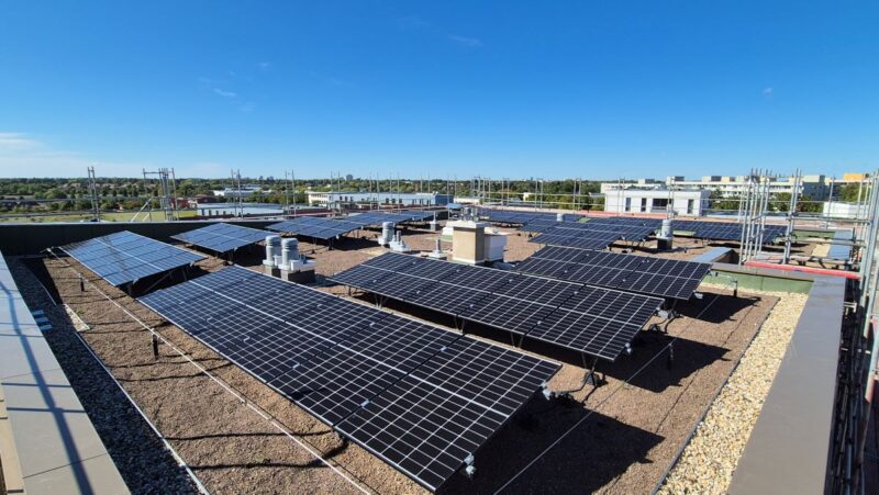 Fünf PV-Anlagen auf einem Flachdach in Berlin Neukölln.