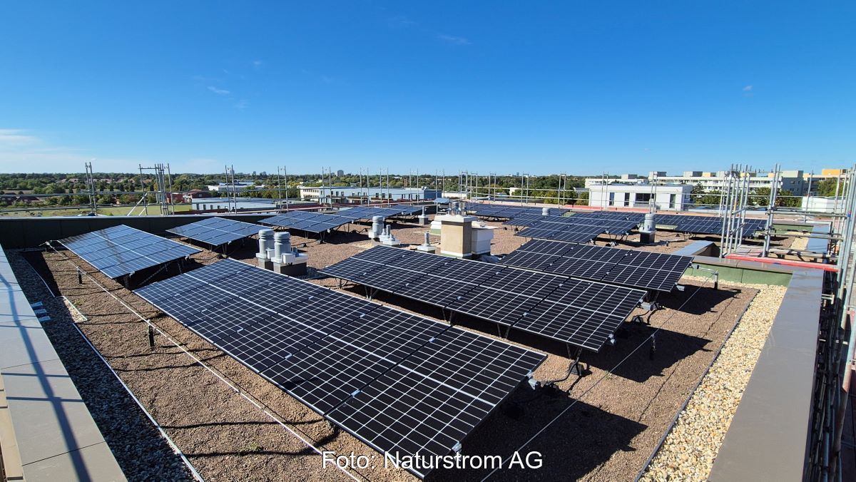 Fünf PV-Anlagen auf einem Flachdach in Berlin Neukölln.