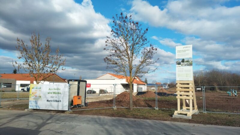 Baustelle mit Hinweisschildern für Solarthermie.