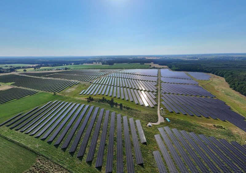 Luftbild eines 70 MW-Freiflächen-Solarparks bei Sonnenschein.