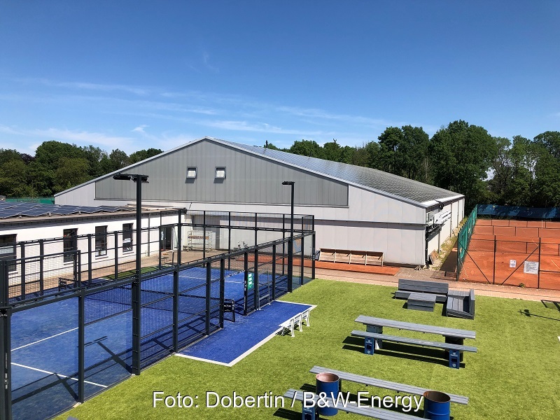 Zu sehen ist eine Photovoltaik-Anlage auf dem Dach eines Tennisvereins in Düsseldorf. Naturstrom bietet hier den Solarstrom als Mieterstrom im Gewerbe an.