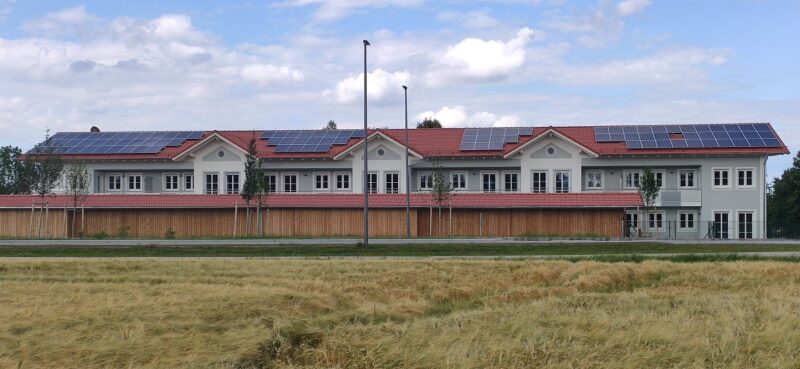 Zu sehen ist das Projekt Photovoltaik-Mieterstrom mit Bürgerenergiegemeinschaften in Höhenkirchen-Siegertsbrunn.