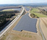 Zu sehen ist ein Luftbild vom Photovoltaik-Solarpark Rottenbach.