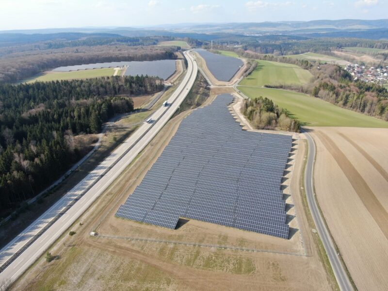 Zu sehen ist ein Luftbild vom Photovoltaik-Solarpark Rottenbach.