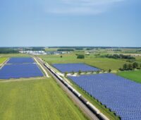 Zu sehen ist eine Luftaufnahme eines Photovoltaik-Solarparks von Naturstrom vergleichbar den beiden Photovoltaik-Solarparks im Landkreis Bamberg.