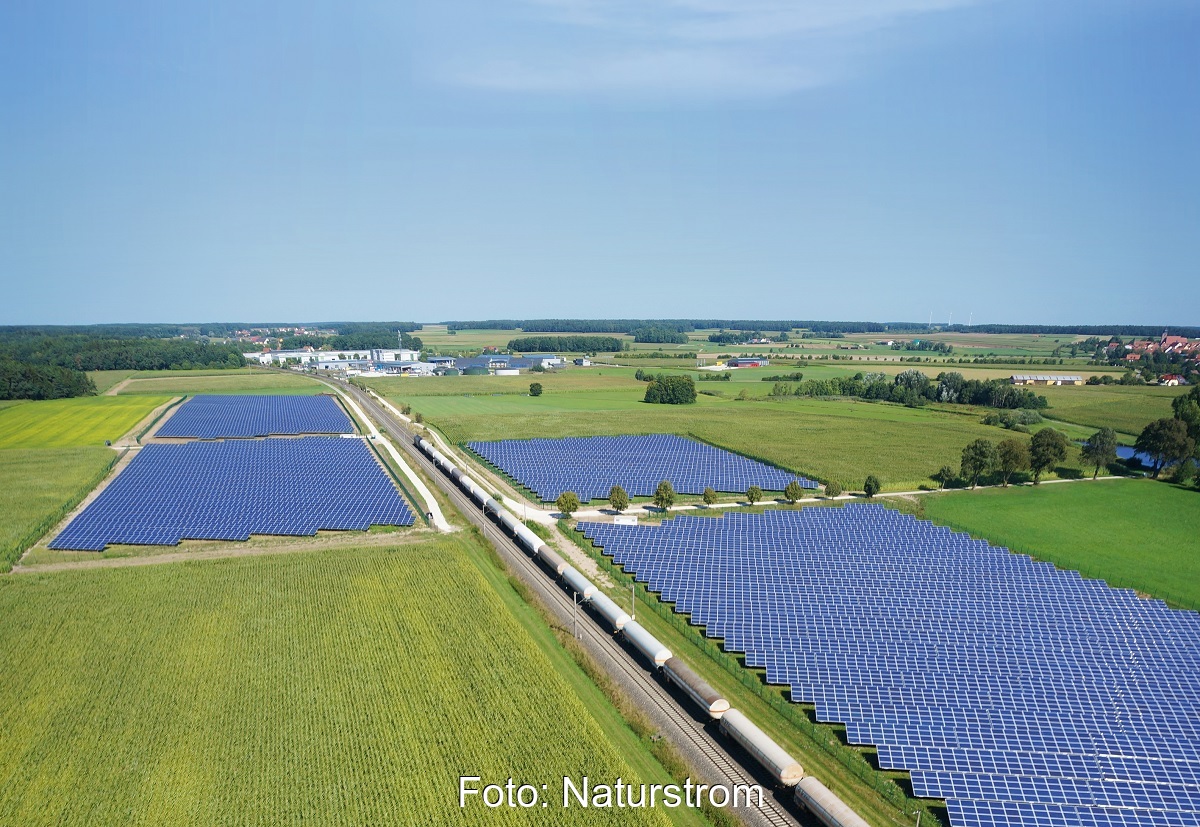 Zu sehen ist eine Luftaufnahme eines Photovoltaik-Solarparks von Naturstrom vergleichbar den beiden Photovoltaik-Solarparks im Landkreis Bamberg.