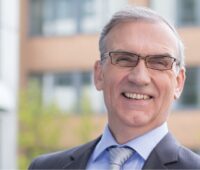 Zu sehen ist Thomas E. Banning, Vorstandsvorsitzender der Naturstrom AG. Sein Unternehmen hat Klage gegen den RWE-E.ON-Deal eingereicht.