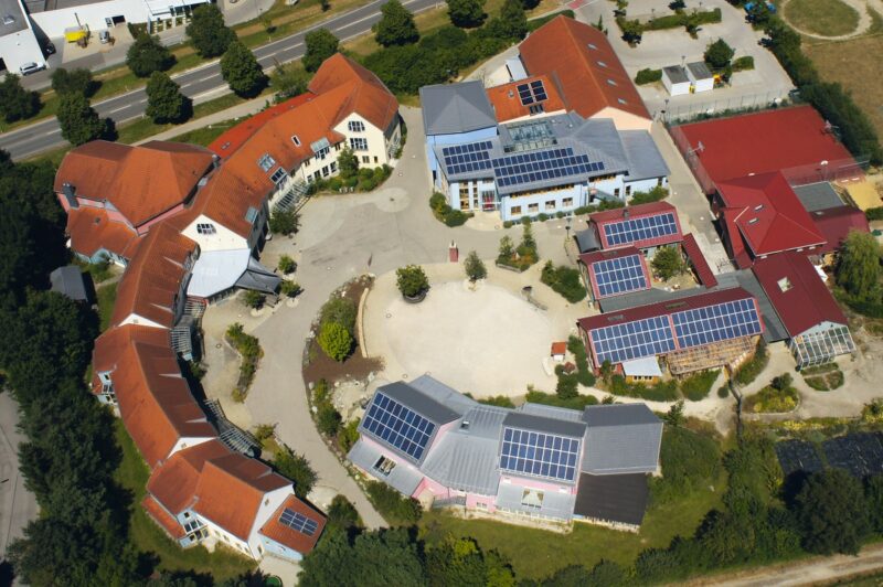 Zu sehen ist die Photovoltaik-Anlage auf dem Dach einer Waldorfschule. Mit dem Rettungsschirm sichert Naturstrom Vorlaufkosten seiner Bürgerenergie-Partner ab.