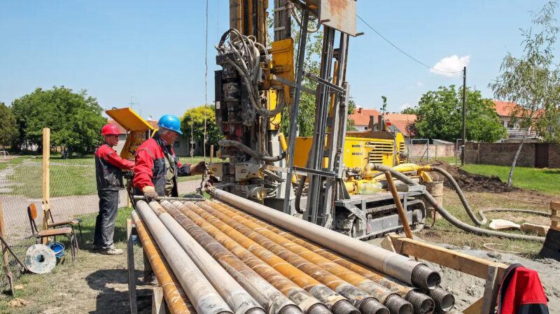 Im Bild Menschen mit Bohrequipment, die Bohrung für die Geothermie in Kirchweidach war erfolgreich.