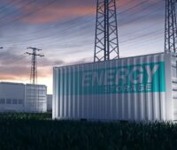 Großbatterien in Containern vor Stromleitungen, die Netzdienlichkeit von Großbatterien ist heute schon gegeben.