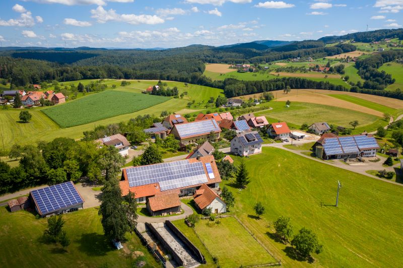 Eine Gemeinde mit Solardächern aus der Luft