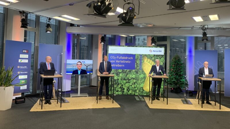 Zu sehen sind Vertreter der Netzbetreiber, die das Whitepaper zum Branchenstandard für klimaneutrale Verteilnetze vorstellen.