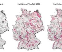 Grafik zeigt drei Deutschlandkarten in Grau- und Rottönen, Verteilung der Photovoltaik-Freiflächen-Anlagen,Darstellung für Netzentwicklungsplan.