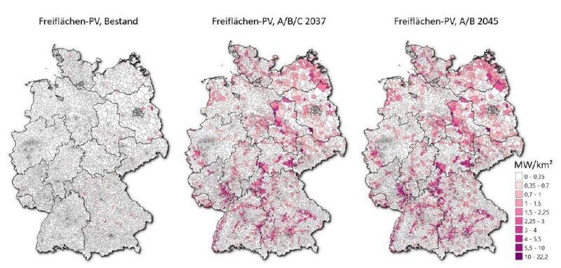 Grafik zeigt drei Deutschlandkarten in Grau- und Rottönen, Verteilung der Photovoltaik-Freiflächen-Anlagen,Darstellung für Netzentwicklungsplan.
