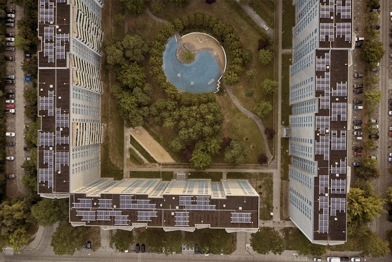 Vogelperspektive auf Großwohnsiedlung mit Dach-Photovoltaik