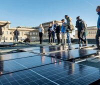 Das Bezirksamt Neukölln hat bei den Berliner Stadtwerken sein zweites solares Bezirkspaket mit zwölf Photovoltaik-Anlagen in Auftrag gegeben.