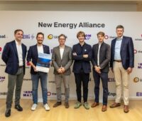 Vertreter der Initiative New Energy Alliance mit einer Studie zum gesamtwirtschaftlichen Nutzen der erneuerbaren Energien.