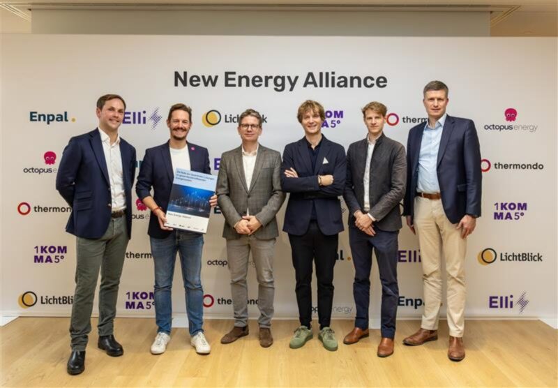 Vertreter der Initiative New Energy Alliance mit einer Studie zum gesamtwirtschaftlichen Nutzen der erneuerbaren Energien.