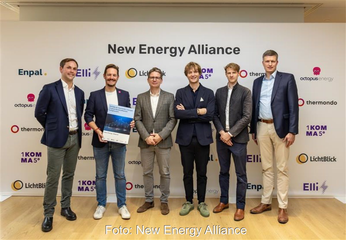Vertreter der Initiative New Energy Alliance mit einer Studie zum gesamtwirtschaftlichen Nutzen der erneuerbaren Energien.