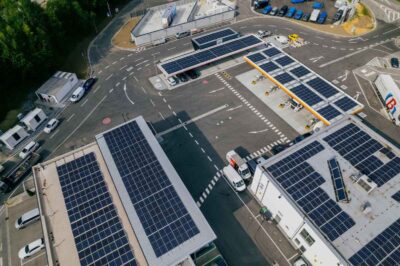 Luftaufnahme von Tankstellen-Gelände mit PV-Modulen auf den Gebäuden.
