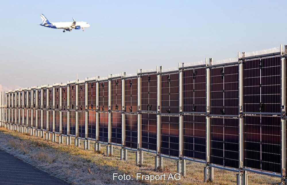 Senkrete Photovoltaikanlage von Next2Sun am Flughafen-Frankfurt. Darüber ein Passagierjet im Landeanflug