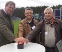 Offizielle drücken den Startknopf im Agri-Solarpark Krauscha.