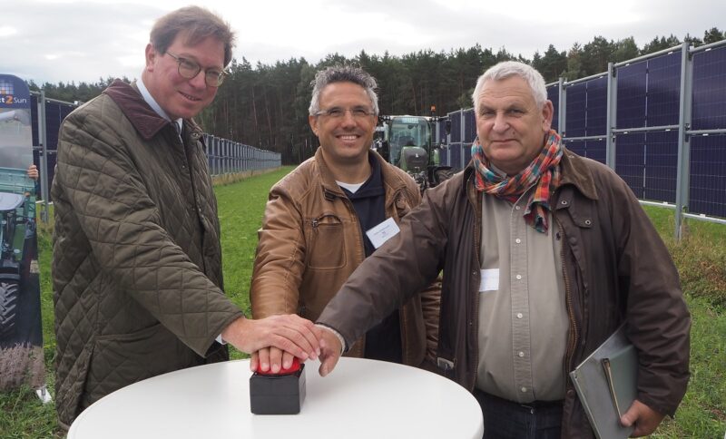 Offizielle drücken den Startknopf im Agri-Solarpark Krauscha.