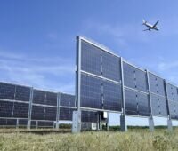 Im Bild die vertikale Photovoltaik-Demonstrations-Anlage am Flughafen Frankfurt.