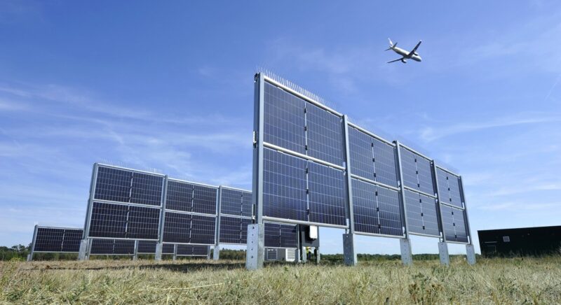 Im Bild die vertikale Photovoltaik-Demonstrations-Anlage am Flughafen Frankfurt.
