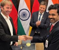 Im Bild Sascha Krause-Tuenker, CFO der Next2Sun AG, Subrahmanyam Pulipaka, CEO der National Solar Energy Federation von Indien und Vizekanzler Robert Habeck.