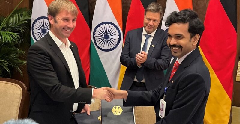 Im Bild Sascha Krause-Tuenker, CFO der Next2Sun AG, Subrahmanyam Pulipaka, CEO der National Solar Energy Federation von Indien und Vizekanzler Robert Habeck.