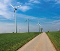 Windpark im Flachland auf grüner Wiese