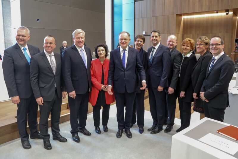 Zu sehen ist die niedersächsische Landesregierung mit Energieminister Olaf Lies, der die Bundesratsinitiative zur Stärkung von Stromspeichern eingebracht hat.