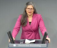 Nina Scheer am Rednerpult des Deutschen Bundestages