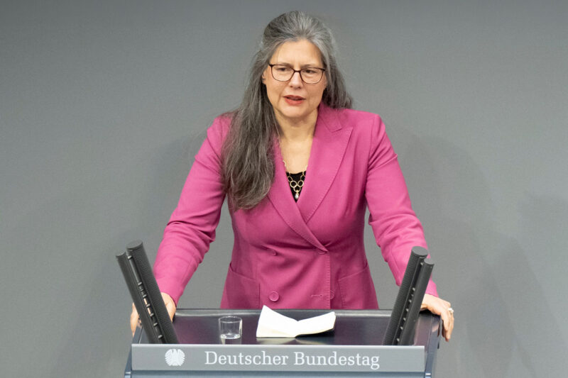 Nina Scheer am Rednerpult des Deutschen Bundestages