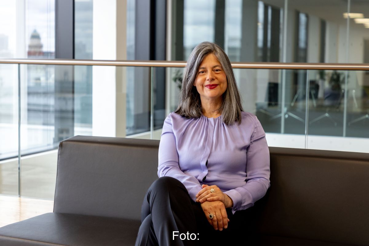 Foto von Nina Scheer, sitzend auf einem Sofa im Bundestagsbüro.