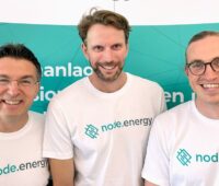 drei Männer in weißen T-Shirts - Node Energy automatisiert Abrechnung von Windparks