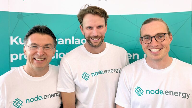 drei Männer in weißen T-Shirts - Node Energy automatisiert Abrechnung von Windparks