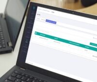 Im Bild ein aufgeklappter Laptop mit der Software Opti.node-Cockpit, die Node Energy auf der Messe Husum Wind präsentiert.