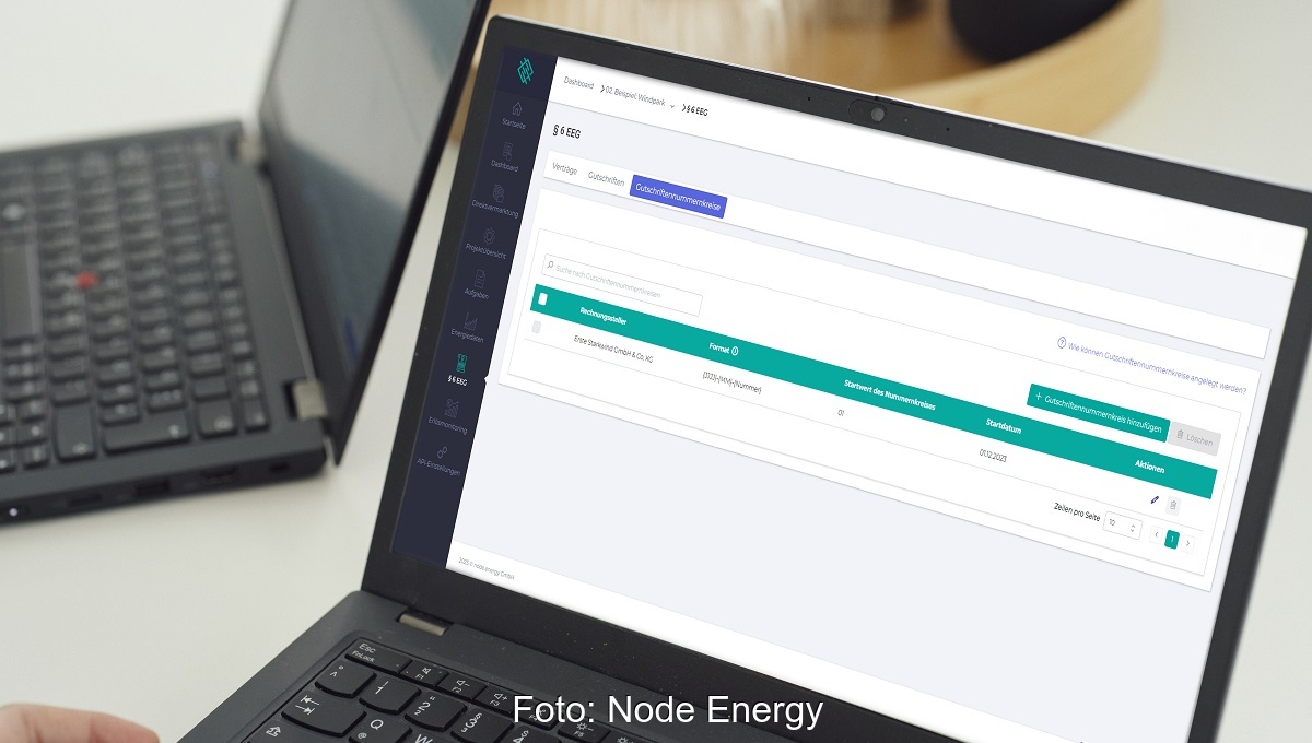 Im Bild ein aufgeklappter Laptop mit der Software Opti.node-Cockpit, die Node Energy auf der Messe Husum Wind präsentiert.
