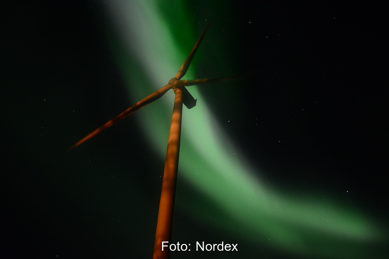 Windrad vor Nordlicht