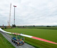 Auftsellung einer Nordex-Windenergieanlage im Binneland - der Windturm steht schon, das Rotorblatt wird gerade geliefert.