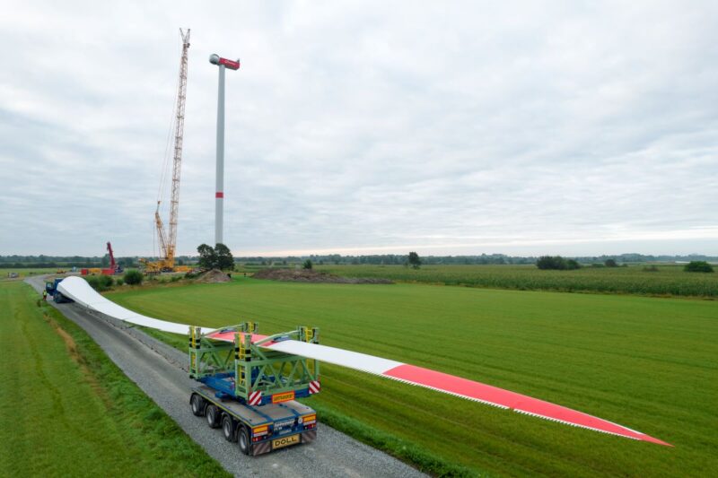 Auftsellung einer Nordex-Windenergieanlage im Binneland - der Windturm steht schon, das Rotorblatt wird gerade geliefert.