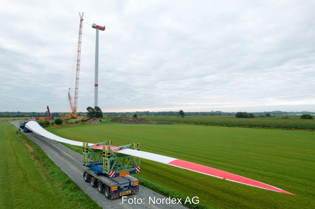 Auftsellung einer Nordex-Windenergieanlage im Binneland - der Windturm steht schon, das Rotorblatt wird gerade geliefert.